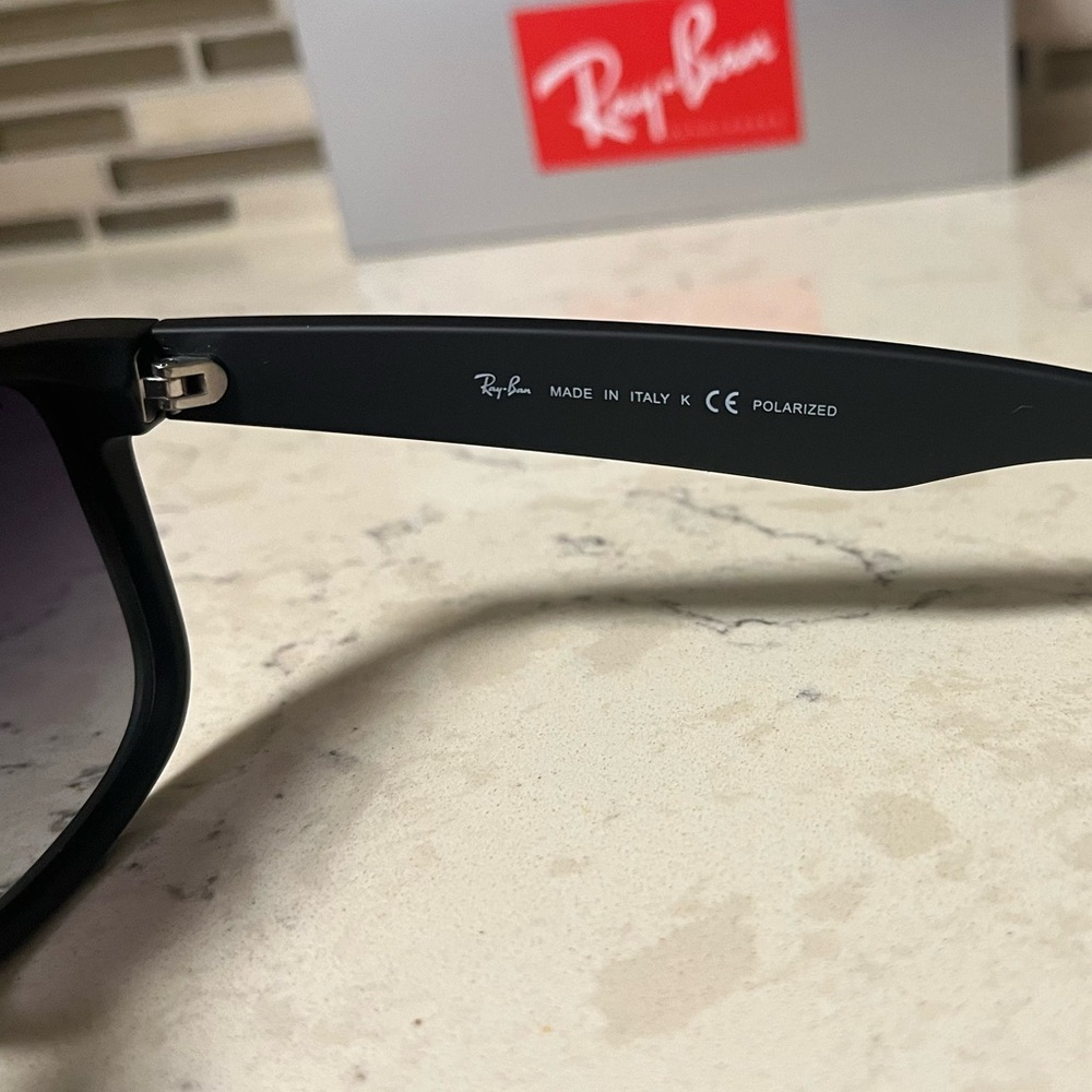 Ray-Ban Justin Black Polarized Gradient Grey Lens 54MM Sunglasses RB4165 622/T3 - Picture 6 of 10